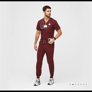 NWOT FIGS Mens Burgundy scrub set in Large
